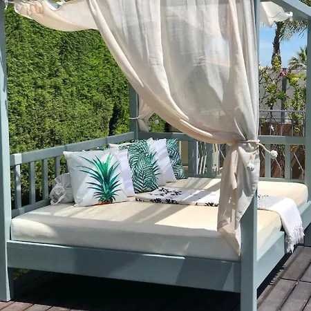 Lägenhet A Charming Property Only A 2 Minute Walk To Beach