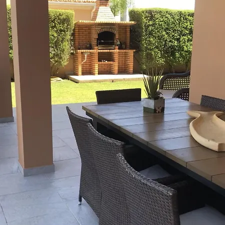 A Charming Property Only A 2 Minute Walk To Beach Lägenhet