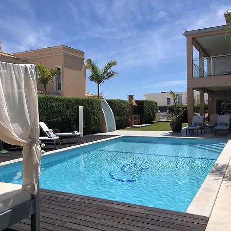 A Charming Property Only A 2 Minute Walk To Beach Lägenhet