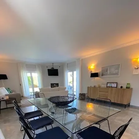 Lägenhet A Charming Property Only A 2 Minute Walk To Beach *