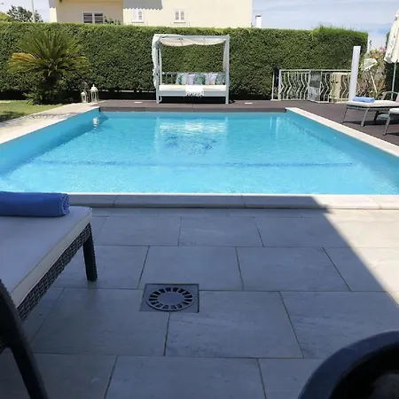 A Charming Property Only A 2 Minute Walk To Beach 아파트 *