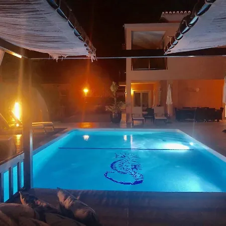 A Charming Property Only A 2 Minute Walk To Beach Διαμέρισμα *