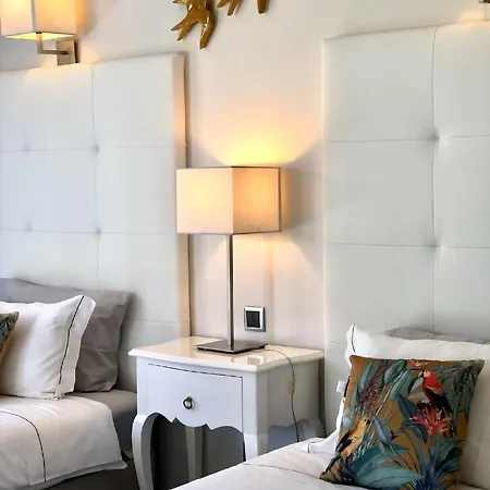 A Charming Property Only A 2 Minute Walk To Beach 아파트 알부페이라