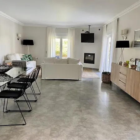 A Charming Property Only A 2 Minute Walk To Beach Διαμέρισμα Αλμπουφέιρα