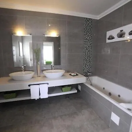 A Charming Property Only A 2 Minute Walk To Beach Αλμπουφέιρα