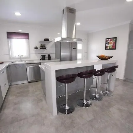 A Charming Property Only A 2 Minute Walk To Beach 아파트 알부페이라