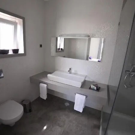 A Charming Property Only A 2 Minute Walk To Beach 아파트